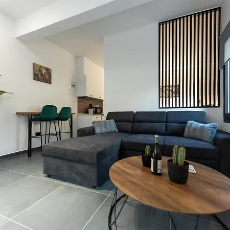 Frourio α2 Apartment Larissa